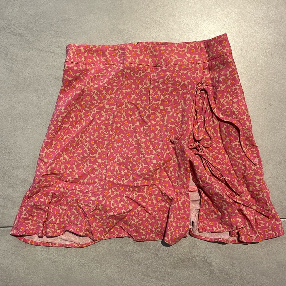Flowy Pink floral skirt with side tie slit
